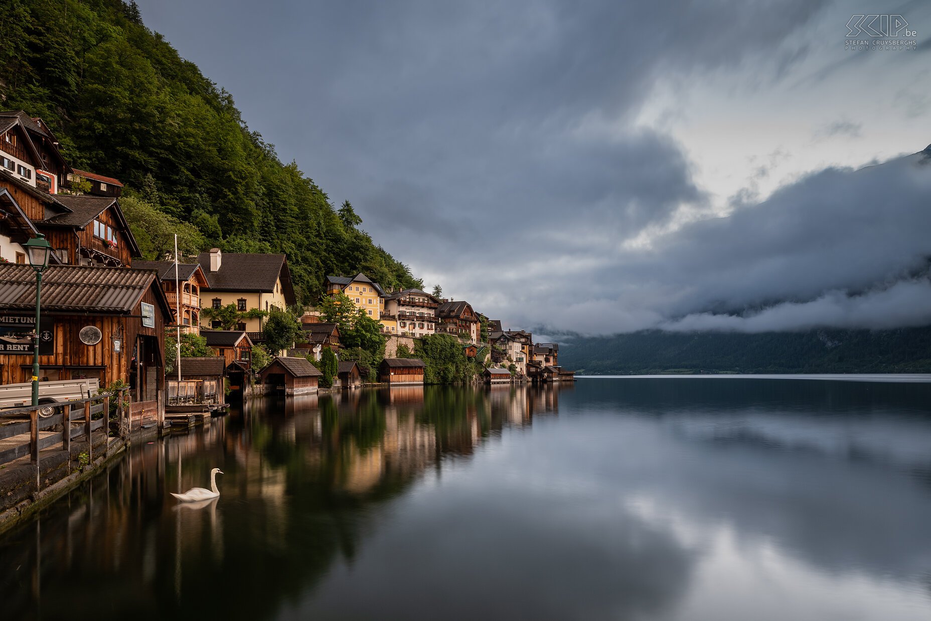 Hallstatt Hallstatt is een van de mooiste dorpjes van Oostenrijk en het ligt ingeklemd tussen de Hallstättersee en de Dachsteinbergen Stefan Cruysberghs